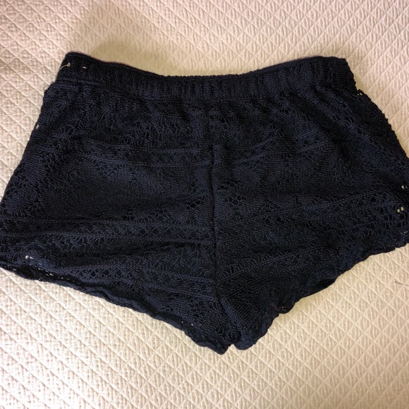 Size small Hollister lace shorts - Picture 2 of 2